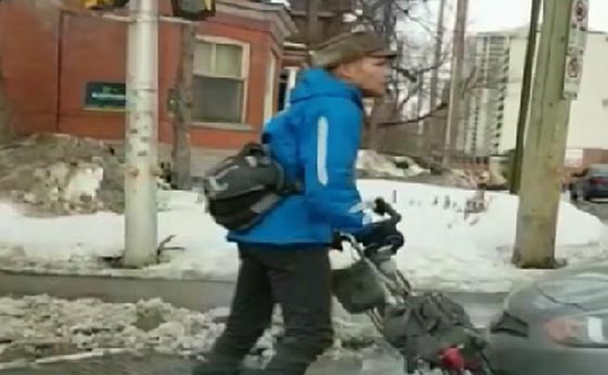 فيديو لمشاجرة بين سائق مركبة وراكب دراجة تسبب ازمة في كندا صورة رقم 1