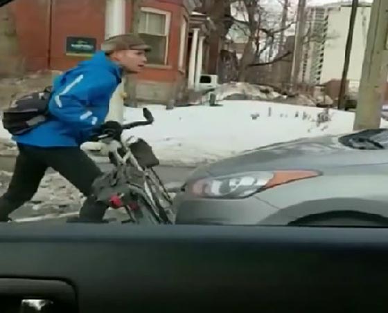 فيديو لمشاجرة بين سائق مركبة وراكب دراجة تسبب ازمة في كندا صورة رقم 2