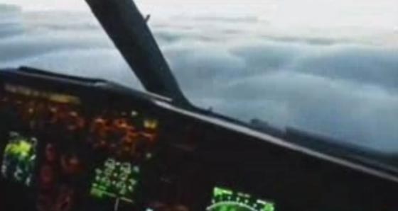هذا ما يشاهده قائد الطائرة من قمرة القيادة في جو غائم.. فيديو صورة رقم 1