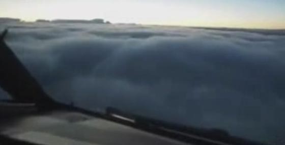 هذا ما يشاهده قائد الطائرة من قمرة القيادة في جو غائم.. فيديو صورة رقم 2
