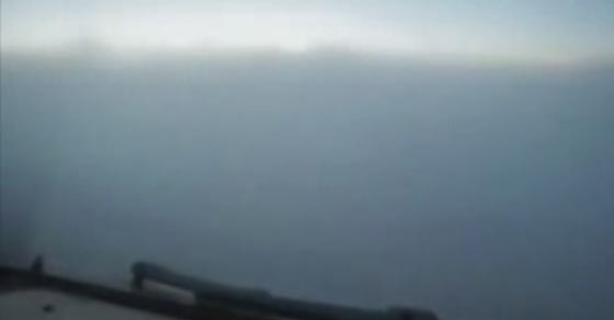 هذا ما يشاهده قائد الطائرة من قمرة القيادة في جو غائم.. فيديو صورة رقم 3