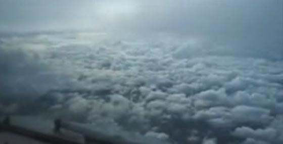 هذا ما يشاهده قائد الطائرة من قمرة القيادة في جو غائم.. فيديو صورة رقم 4
