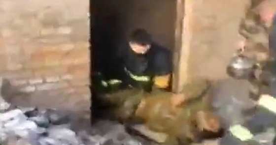 شاهد بالفيديو عملية انقاذ رجل مخمور سقط بئر للصرف الصحي صورة رقم 3