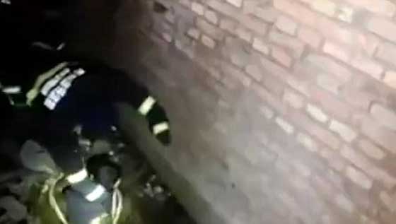 شاهد بالفيديو عملية انقاذ رجل مخمور سقط بئر للصرف الصحي صورة رقم 4