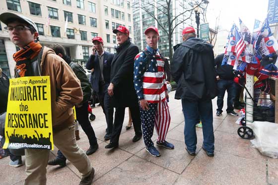 ترامب رئيس للمنقسمين.. بين مناصرين له ومحتجين في الشوارع صورة رقم 28