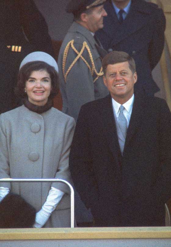 ميلانيا ترامب تستحضر جاكلين كينيدي بمعطف يحمل مسحة الستينيات صورة رقم 24