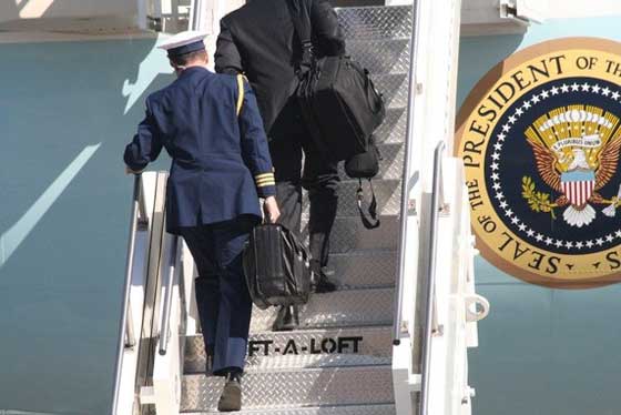 حقيبة سوداء ترافق الرئيس الامريكي في كل مكان.. اي سر تحمله بداخلها؟! صورة رقم 10