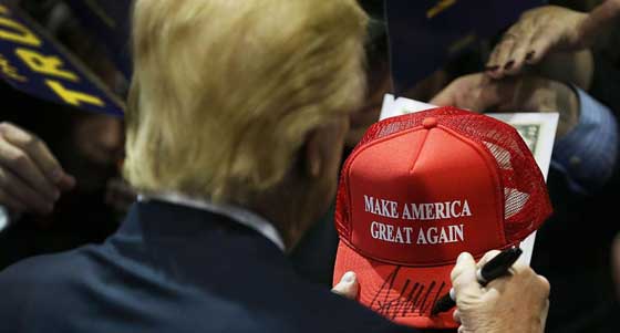 ما حكاية قبعات البيسبول الحمراء التي صدمت ترامب في حفل تنصيبه؟! صورة رقم 3