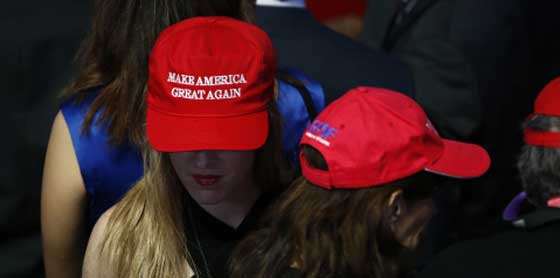 ما حكاية قبعات البيسبول الحمراء التي صدمت ترامب في حفل تنصيبه؟! صورة رقم 7