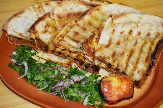 اليك طريقة تحضير العرايس باللحم والخبز العربي لعشاء مميز صورة رقم 5