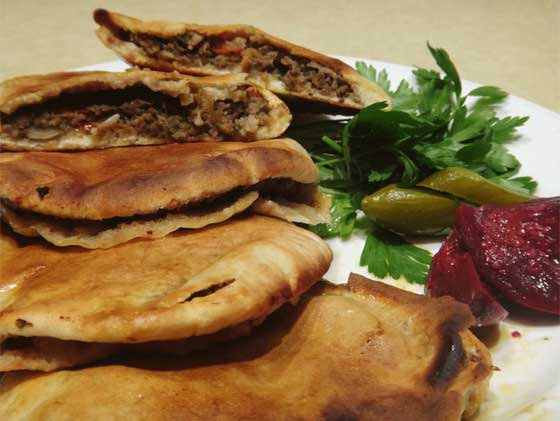 اليك طريقة تحضير العرايس باللحم والخبز العربي لعشاء مميز صورة رقم 2