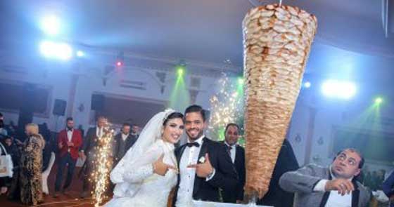  صور طريفة: عروسان مصريان يستبدلان تورتة الزفاف بـ (عامود شاورما)! صورة رقم 5