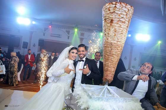  صور طريفة: عروسان مصريان يستبدلان تورتة الزفاف بـ (عامود شاورما)! صورة رقم 1