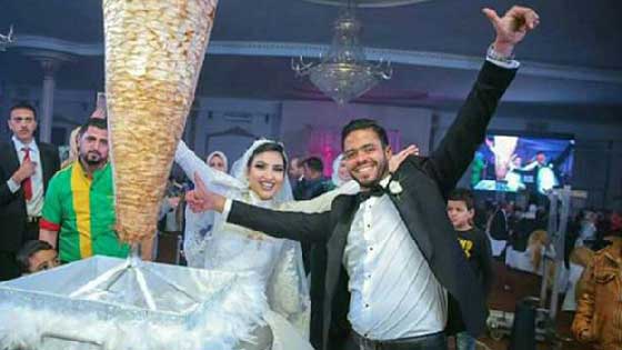  صور طريفة: عروسان مصريان يستبدلان تورتة الزفاف بـ (عامود شاورما)! صورة رقم 2