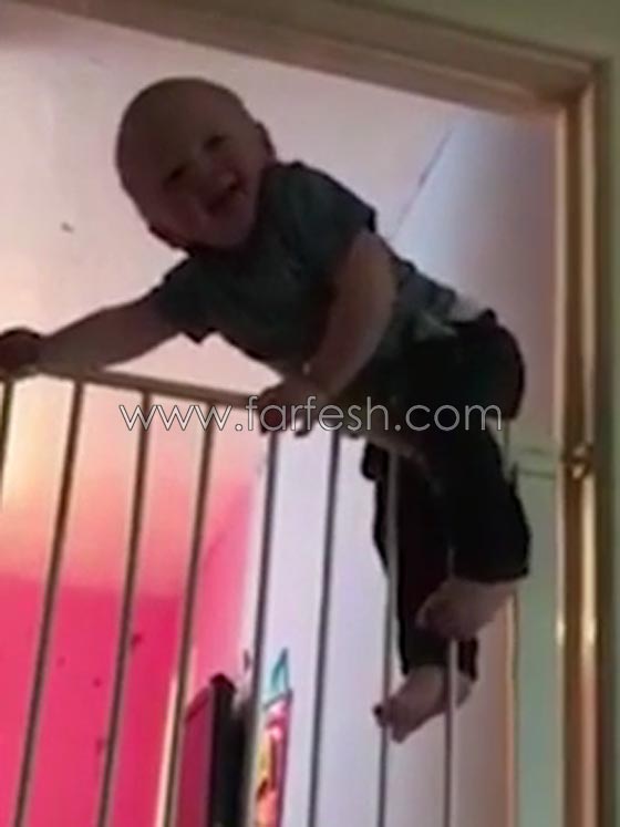 فيديو طريف.. طفل شقي يبدي مهارة غير عادية في تسلق بوابة صورة رقم 4
