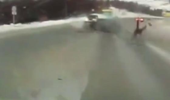فيديو مروع: حادث اصطدام سيارة اسعاف يجعل امرأة حامل تطير منها ! صورة رقم 1