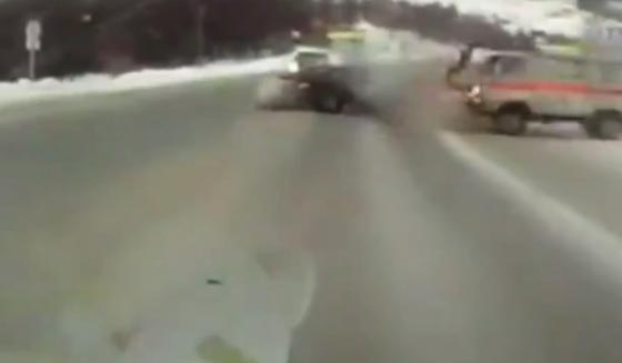 فيديو مروع: حادث اصطدام سيارة اسعاف يجعل امرأة حامل تطير منها ! صورة رقم 2