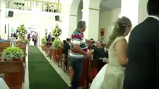 فيديو صادم: رجل يطلق الرصاص على مدعويين في حفل زفاف انتقاما صورة رقم 2