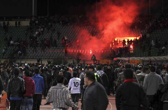  فيديو مجزرة بورسعيد: 300 قتيل وجريح في أسوأ كوارث الكرة المصرية! صورة رقم 4