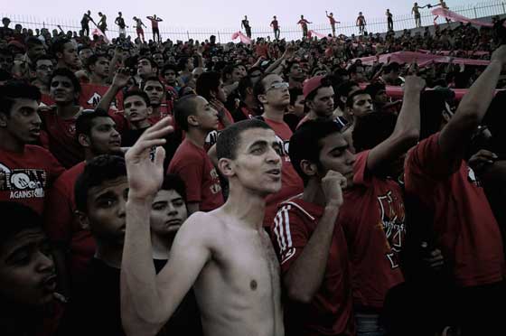  فيديو مجزرة بورسعيد: 300 قتيل وجريح في أسوأ كوارث الكرة المصرية! صورة رقم 10