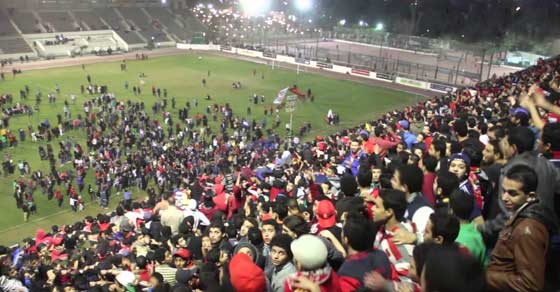 فيديو مجزرة بورسعيد: 300 قتيل وجريح في أسوأ كوارث الكرة المصرية! صورة رقم 11