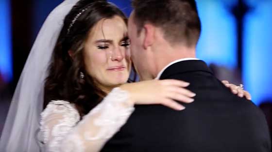 لحظات لا توصف قلبت لحظة بكاء عروس الى فرحة غامرة.. فيديو صورة رقم 13