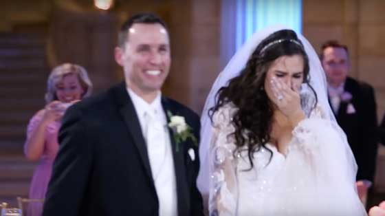 لحظات لا توصف قلبت لحظة بكاء عروس الى فرحة غامرة.. فيديو صورة رقم 6