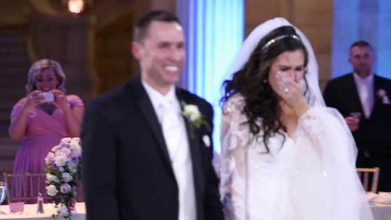 لحظات لا توصف قلبت لحظة بكاء عروس الى فرحة غامرة.. فيديو صورة رقم 3