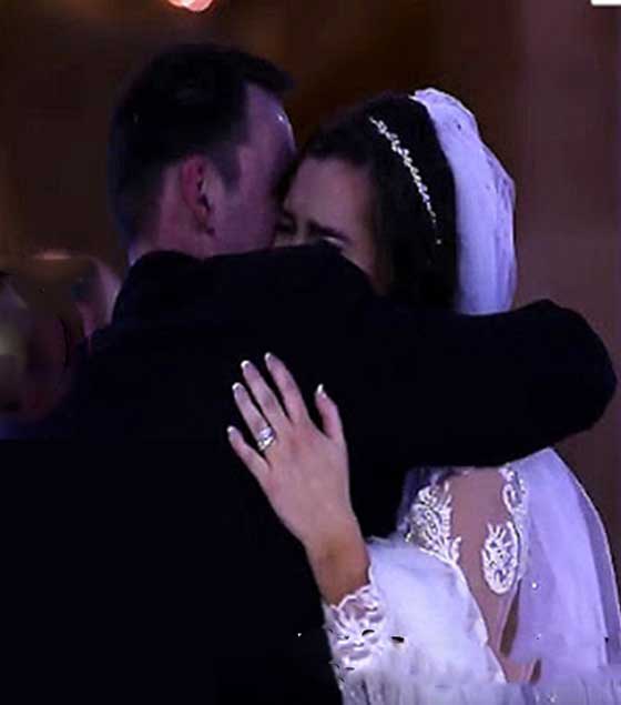 لحظات لا توصف قلبت لحظة بكاء عروس الى فرحة غامرة.. فيديو صورة رقم 4