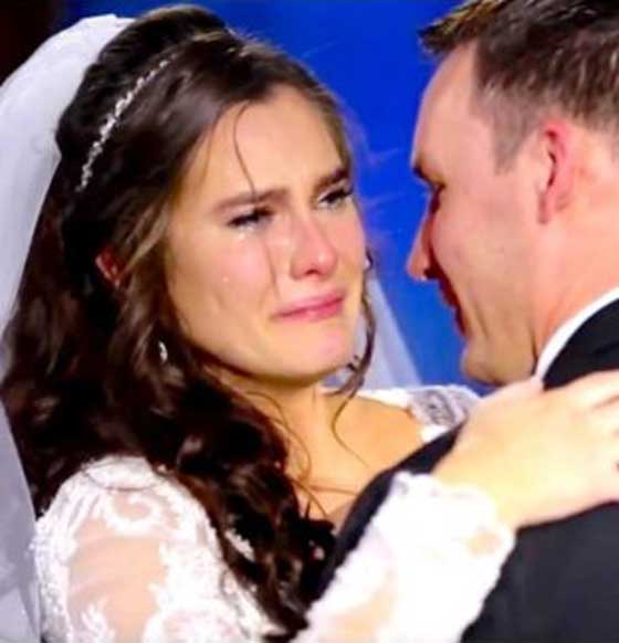 لحظات لا توصف قلبت لحظة بكاء عروس الى فرحة غامرة.. فيديو صورة رقم 7