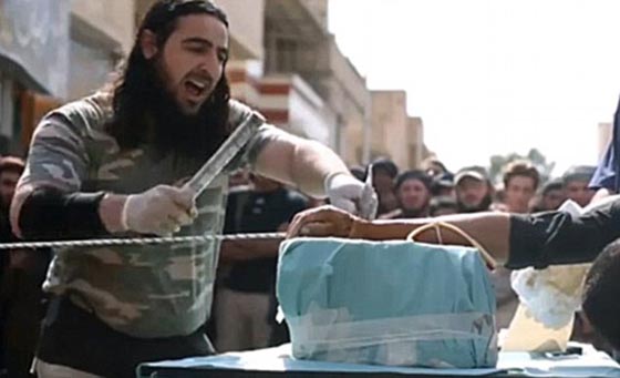 داعش يقطع ايادي طفلين لانهما رفضا اطلاق النار واعدام رجلين! صورة رقم 1