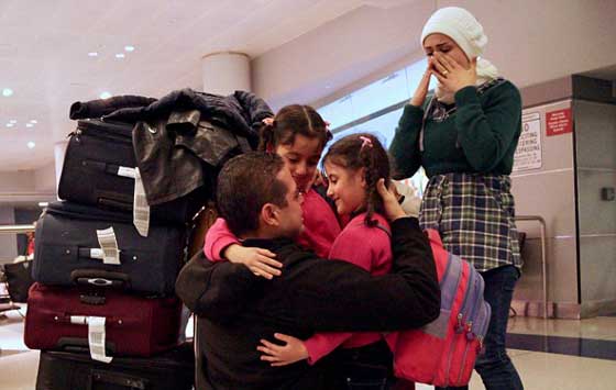 لقاء مؤثر للغاية يجمع شمل عائلة سوريا في مطار امريكي رغم الحظر! صورة رقم 1
