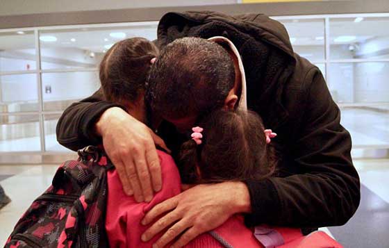 لقاء مؤثر للغاية يجمع شمل عائلة سوريا في مطار امريكي رغم الحظر! صورة رقم 2