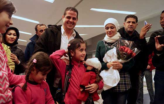 لقاء مؤثر للغاية يجمع شمل عائلة سوريا في مطار امريكي رغم الحظر! صورة رقم 3