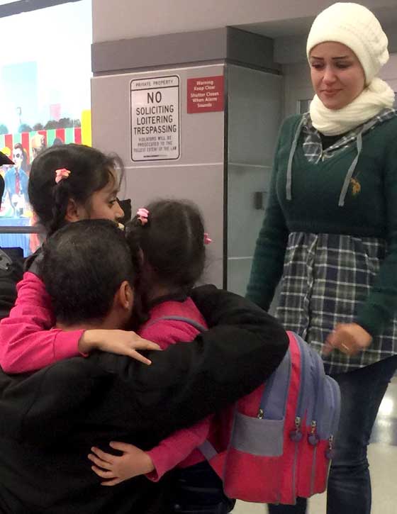 لقاء مؤثر للغاية يجمع شمل عائلة سوريا في مطار امريكي رغم الحظر! صورة رقم 4
