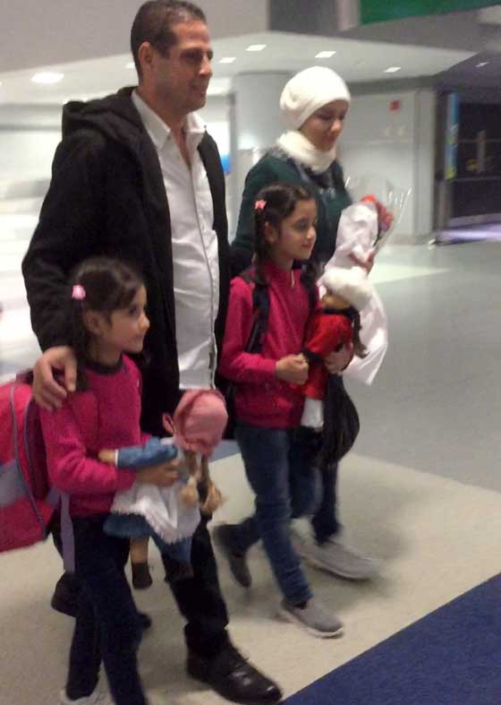 لقاء مؤثر للغاية يجمع شمل عائلة سوريا في مطار امريكي رغم الحظر! صورة رقم 6