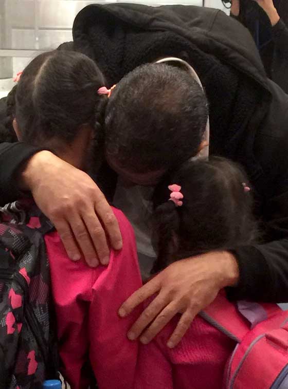 لقاء مؤثر للغاية يجمع شمل عائلة سوريا في مطار امريكي رغم الحظر! صورة رقم 7