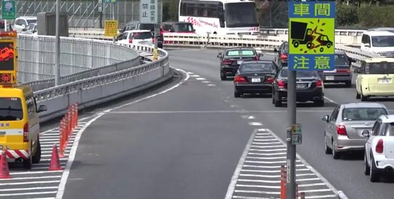 فيديو مدهش.. موكب رئيس الوزراء الياباني يضم 5 سيارات فقط صورة رقم 1