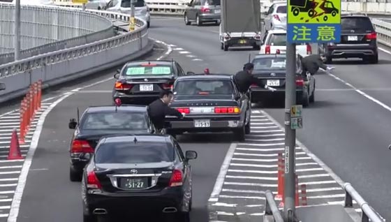 فيديو مدهش.. موكب رئيس الوزراء الياباني يضم 5 سيارات فقط صورة رقم 2