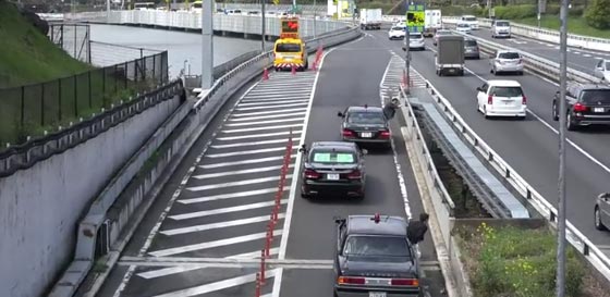 فيديو مدهش.. موكب رئيس الوزراء الياباني يضم 5 سيارات فقط صورة رقم 3