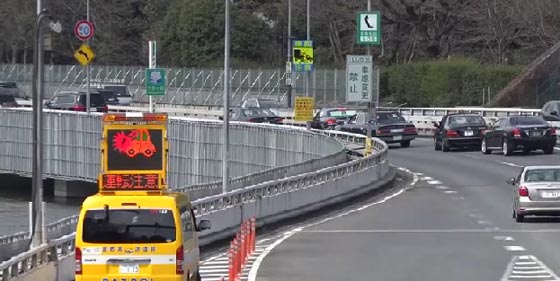 فيديو مدهش.. موكب رئيس الوزراء الياباني يضم 5 سيارات فقط صورة رقم 4
