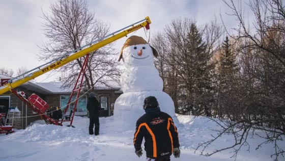 عائلة كندية تبني رجل ثلج عملاق بارتفاع 6 امتار.. فيديو صورة رقم 2