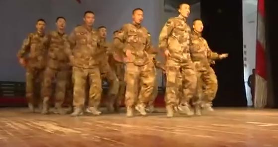 الجيش الصيني يؤدي رقصة الديك في استقبال السنة الصينية الجديدة صورة رقم 1