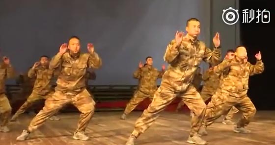 الجيش الصيني يؤدي رقصة الديك في استقبال السنة الصينية الجديدة صورة رقم 3