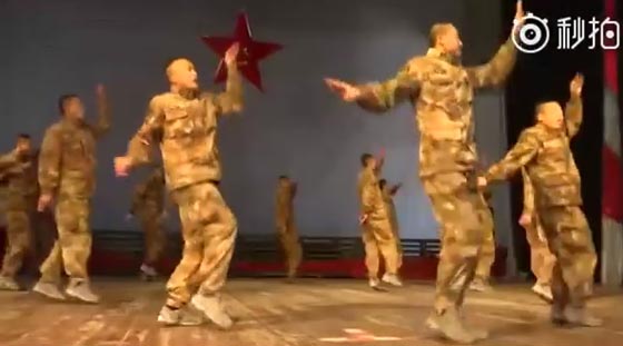 الجيش الصيني يؤدي رقصة الديك في استقبال السنة الصينية الجديدة صورة رقم 2
