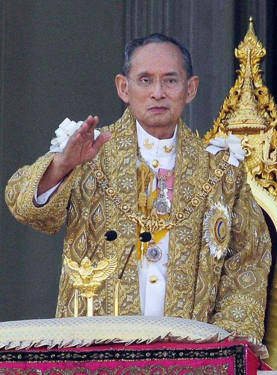  صور وفيديو عربة ملك تايلاند الذهبية تحمل جثمانه للحرق وتنقله للجنّة صورة رقم 9
