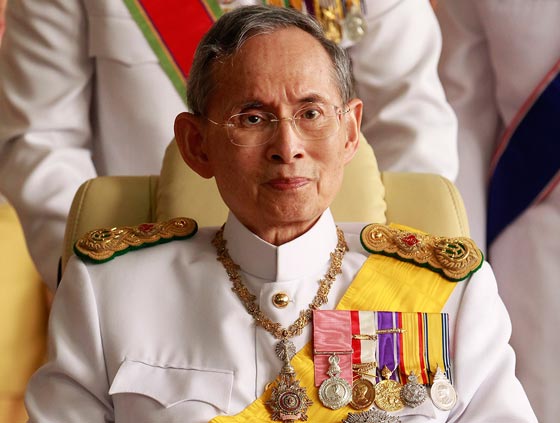  صور وفيديو عربة ملك تايلاند الذهبية تحمل جثمانه للحرق وتنقله للجنّة صورة رقم 10