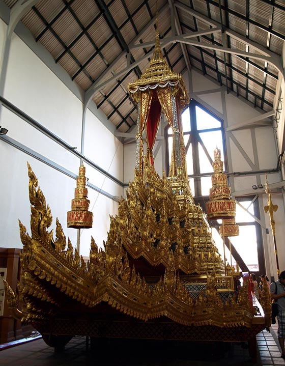  صور وفيديو عربة ملك تايلاند الذهبية تحمل جثمانه للحرق وتنقله للجنّة صورة رقم 2