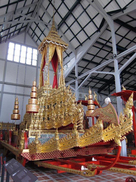  صور وفيديو عربة ملك تايلاند الذهبية تحمل جثمانه للحرق وتنقله للجنّة صورة رقم 4