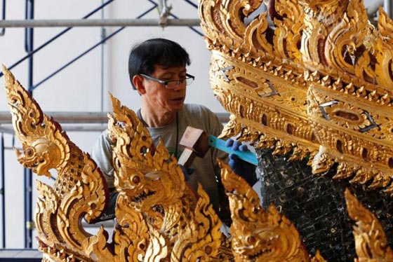  صور وفيديو عربة ملك تايلاند الذهبية تحمل جثمانه للحرق وتنقله للجنّة صورة رقم 6